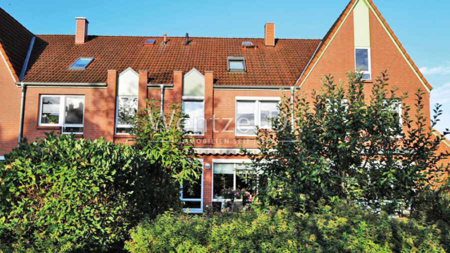 Neuer Preis! Wohnhaus mit 5 Zimmern, hochwertiger EBK, Sauna, Keller sowie Garage in Schwerin ! - Hofansicht