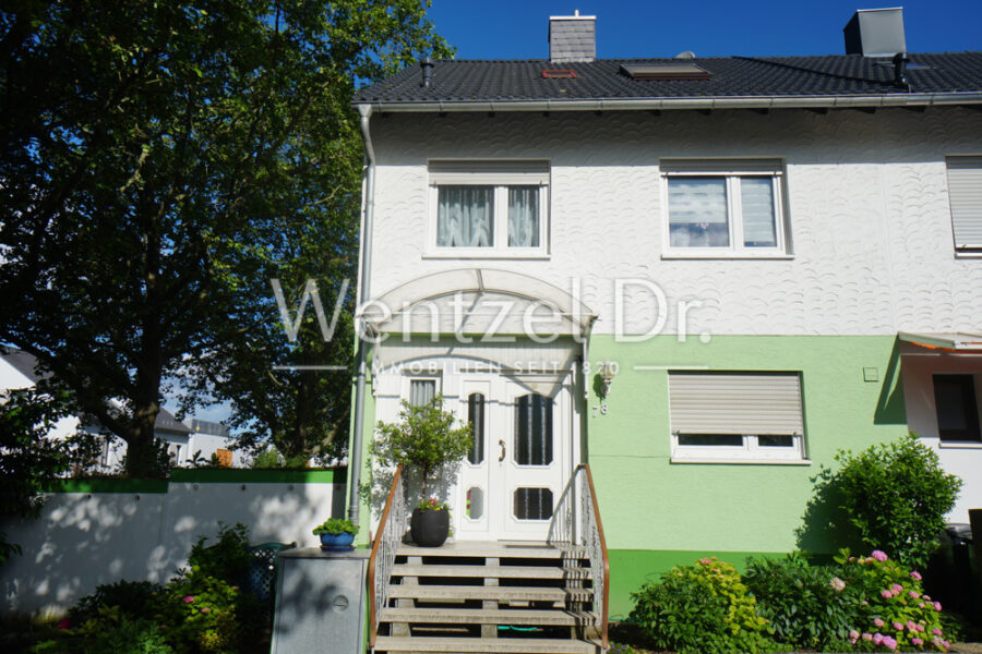 Reihenendhaus mit viel Platz in ruhiger & grüner Nachbarschaft! - Blick auf die Hausvorderseite, den Vorgarten und die Garage