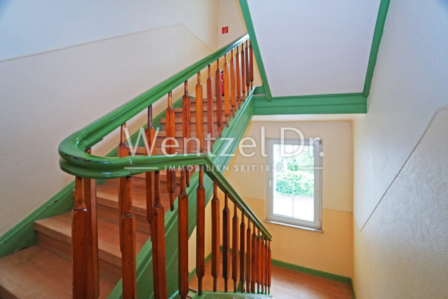 Renovierte Wohnung mit Balkon, Keller und Stellplatz im Herzen Eltvilles - Treppenhaus