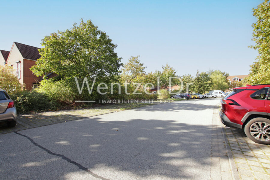 Modernisierte 3-Zimmer Eigentumswohnung in beliebter Lage in Wismar - Parkplatz