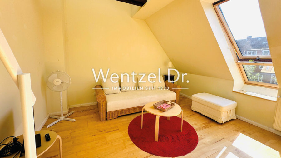 Traumhaft ruhige Wohnung in der Nähe des Blücherplatzes – DG-Aubau 2010 in KfW-70 Standard - Wohnzimmer