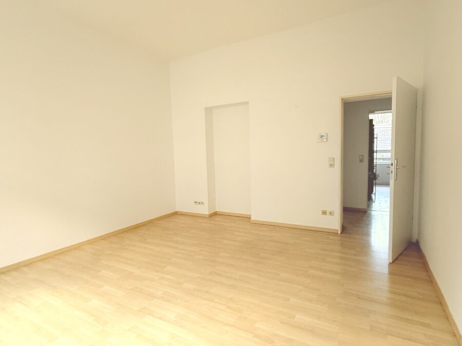 Tolle 2 ZKBB in Wiesbaden-Biebrich - Wohnzimmer