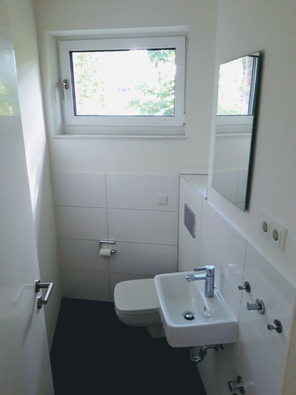 Helle Familienwohnung im Erdgeschoss mit Terrasse und Garten - Gäste-WC