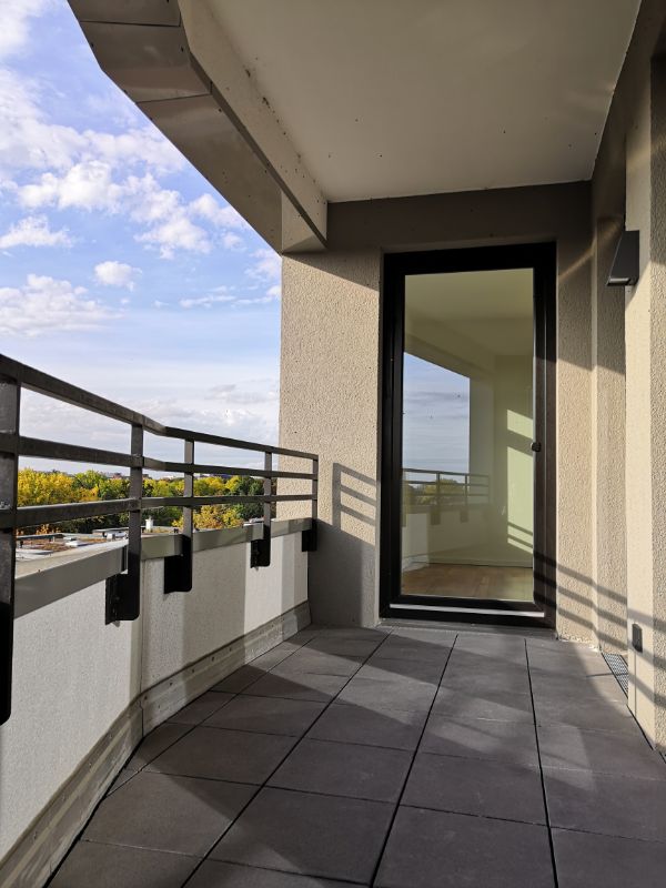 Zentrale Neubauwohnung für die ganze Familie mit weitem Ausblick - Loggia