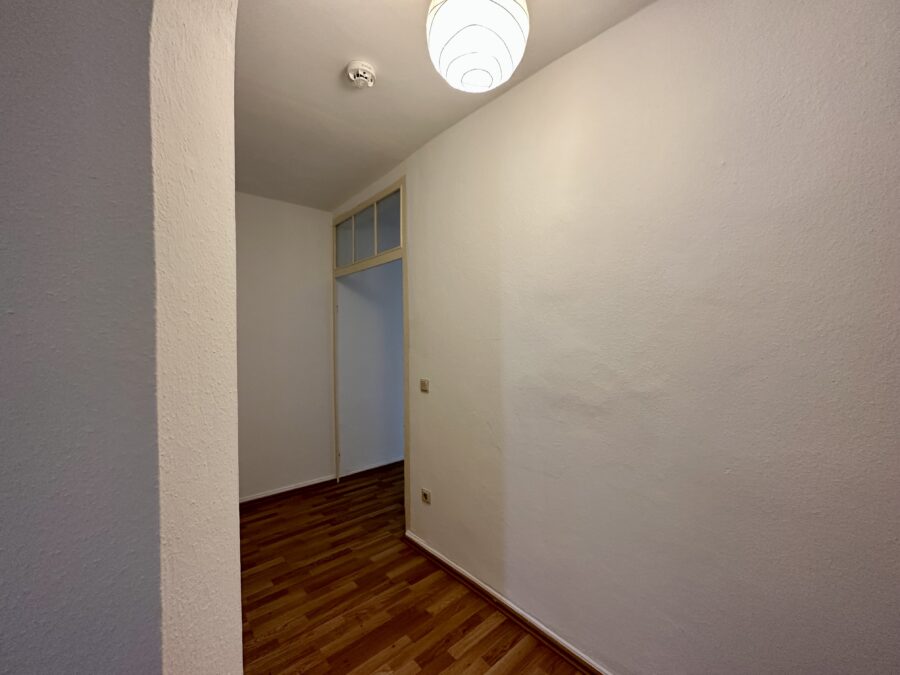 Wohnen mitten in der City - ruhige und doch zentrale 2 ZKB DG Wohnung im Hinterhaus - Eingang Flur