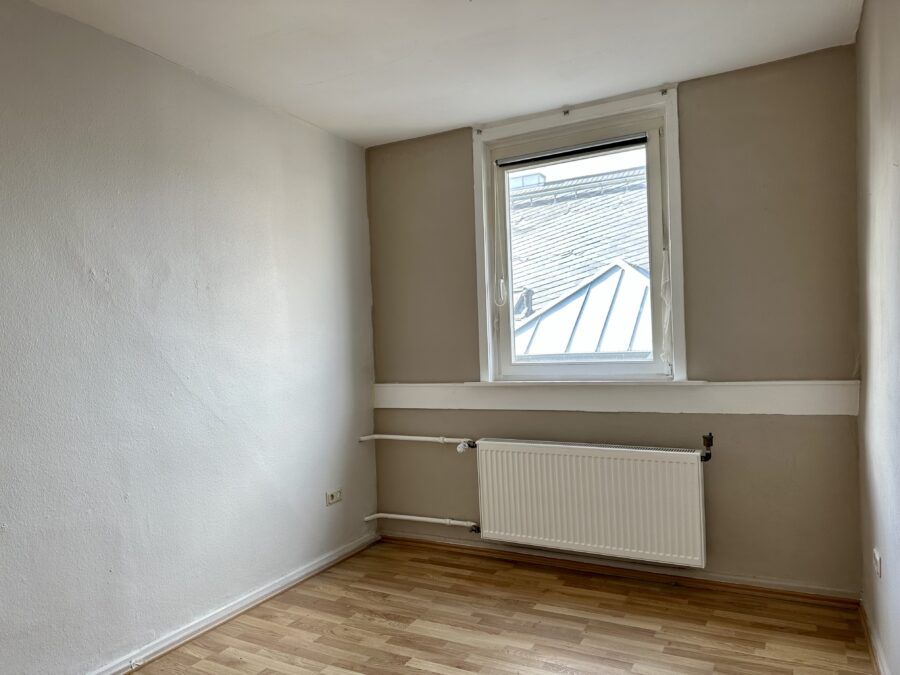 Wohnen mitten in der City - ruhige und doch zentrale 2 ZKB DG Wohnung im Hinterhaus - Schlafzimmer