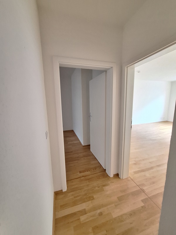 Modernisierte und helle Wohnung in zentraler Lage - Flur