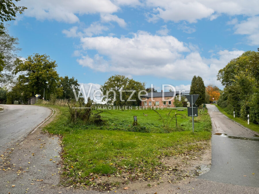 Attraktives Baugrundstück mit positiver Bauvoranfrage - Straßenansicht