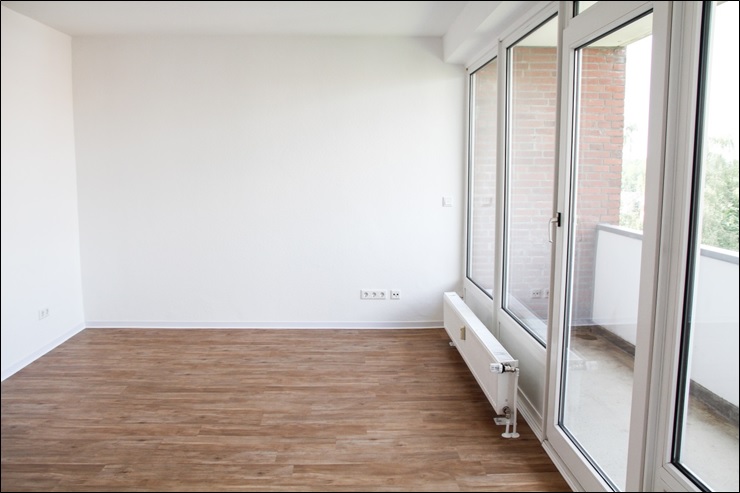 Helle und moderne Singlewohnung mit Balkon - Beispielbild: Wohnraum