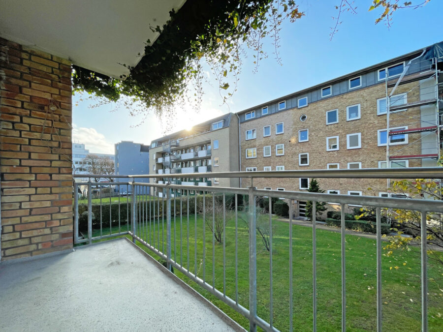 Zentral wohnen! Ideale Wohnung mit Balkon zur Gartenseite! - Balkon