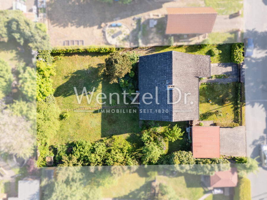 Kleines Einfamilienhaus mit Vollkeller - Luftbild