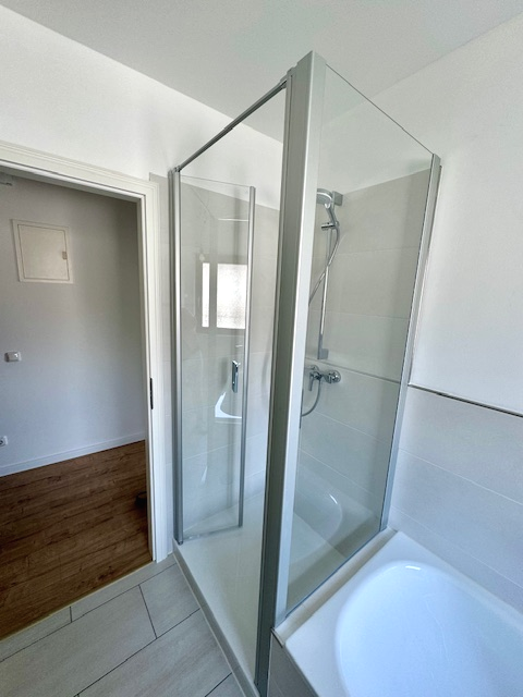 Tolle Maisonette-Wohnung - Alles neu - Alles da - Badezimmer Ansicht 2