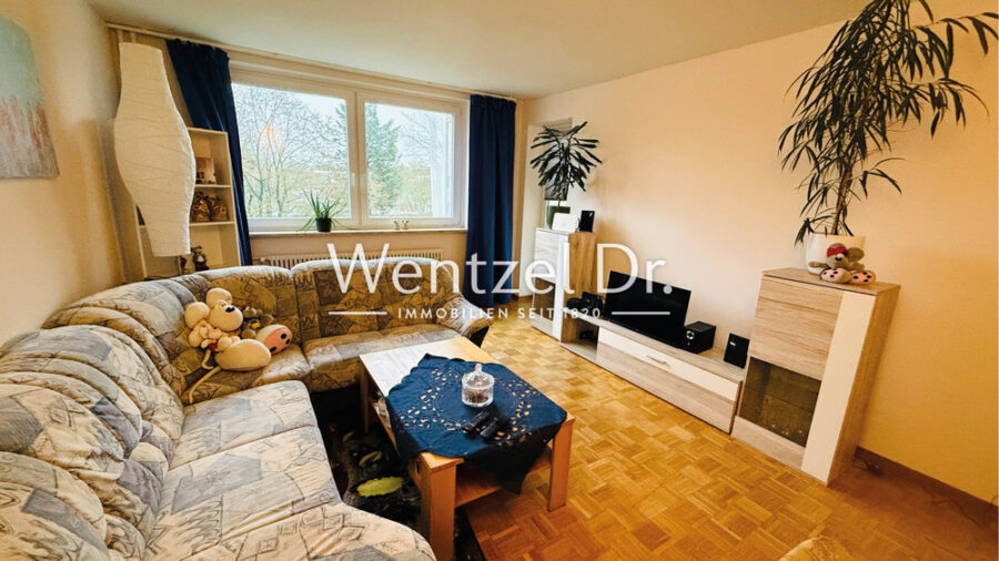 Neues Zuhause oder gute Investition – 2-Zimmer-Wohnung mit Aufzug und Balkon in Rendsburg - Wohnzimmer.