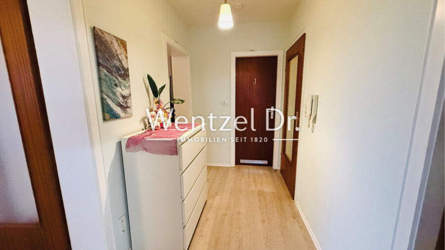 Neues Zuhause oder gute Investition – 2-Zimmer-Wohnung mit Aufzug und Balkon in Rendsburg - Flur.