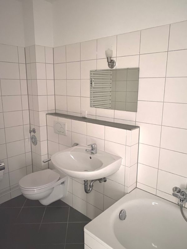 TOP geschnittene und lichtdurchflutete Single- oder Pärchenwohnung - Badezimmer