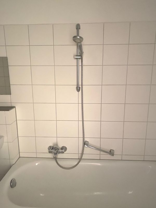 TOP geschnittene und lichtdurchflutete Single- oder Pärchenwohnung - Badewanne