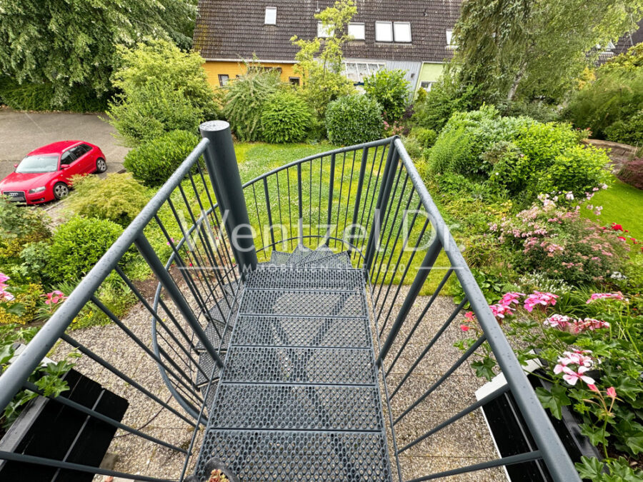 Willkommen in Eltville - sehr gut geschnittenes Haus mit Garten in beliebter Lage - Treppe in den Garten