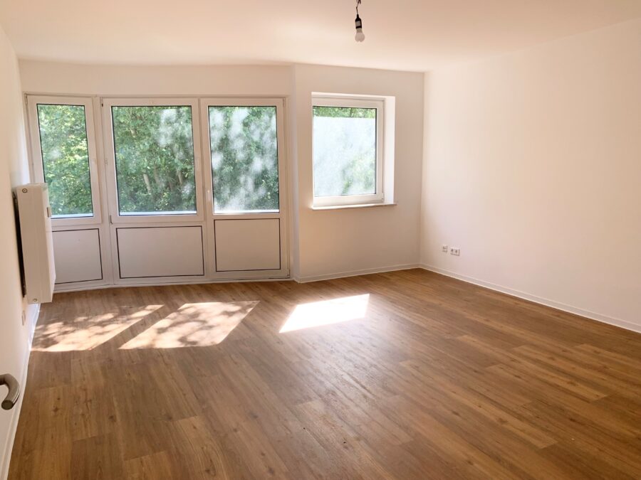 Erstbezug nach Modernisierung - Helle Familienwohnung in ruhiger Lage - Wohnzimmer Beispielfoto