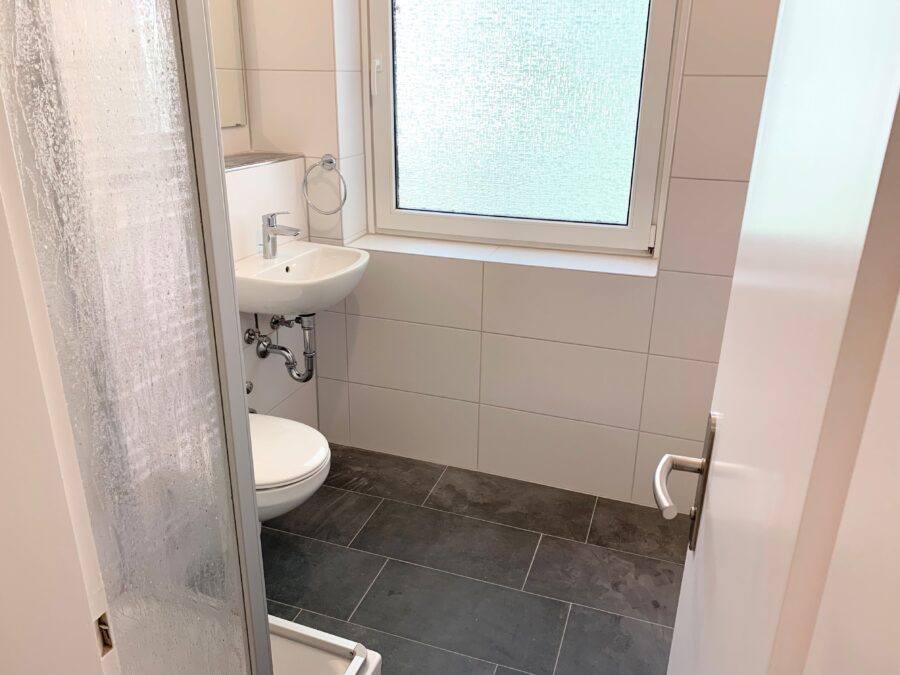 Erstbezug nach Modernisierung - Helle Familienwohnung in ruhiger Lage - Badezimmer Beispielfoto