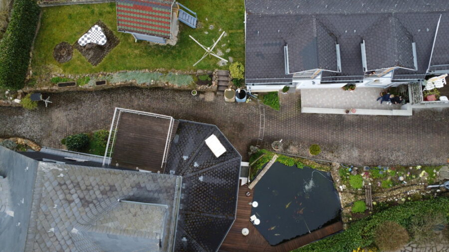 Wunderschönes Anwesen mit 2 EFH, Teich, Bürotrakt, Werkstatt, Hof, Garten, Fahrzeughalle und Scheune - Blick auf HG und NG