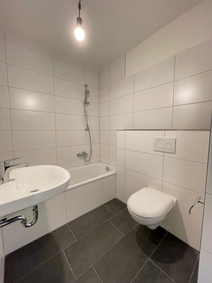 Frisch modernisierte 3-Zimmerwohnung mit Balkon in Ahrensburg - Badezimmer Beispielfoto