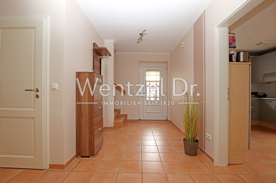 PROVISIONSFREI für Käufer – Großes Einfamilienhaus in Feldrandlage in Witzeeze - Eingangsbereich