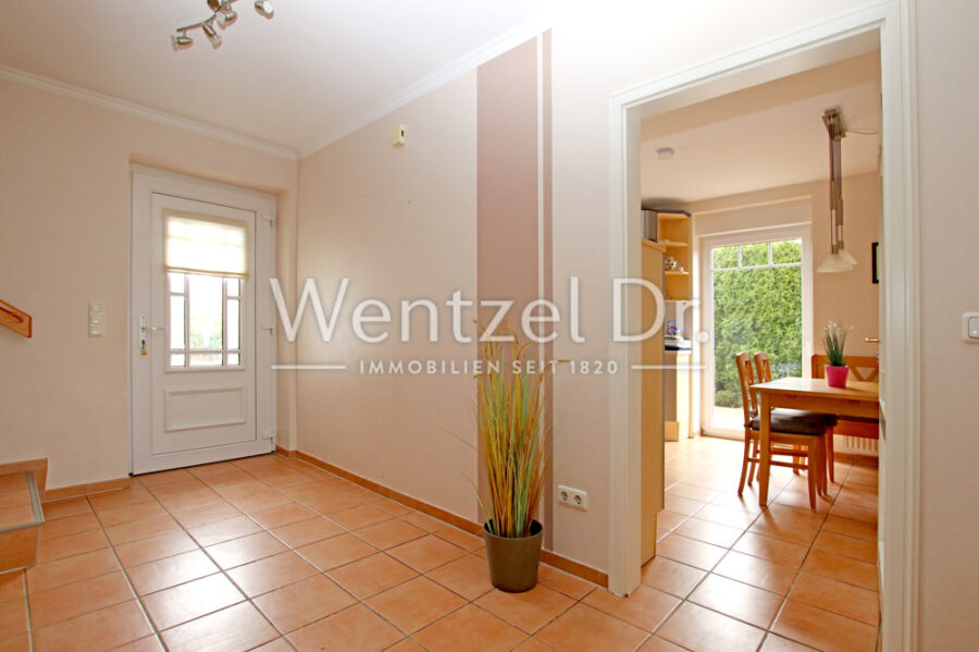 PROVISIONSFREI für Käufer – Großes Einfamilienhaus in Feldrandlage in Witzeeze - Eingangsbereich