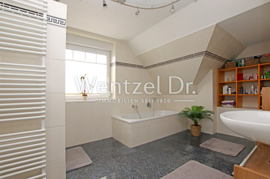 PROVISIONSFREI für Käufer – Großes Einfamilienhaus in Feldrandlage in Witzeeze - Badezimmer