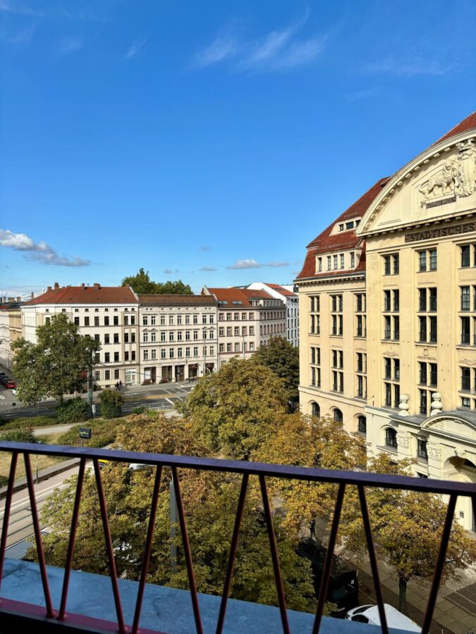 Neueröffnung! Möbliertes Apartment mit Balkon, Gym & All-In-Miete! - Bild