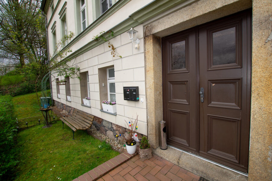 Traumhaftes Mehrfamilienhaus mit wunderschöner Parkanlage - Hausfront