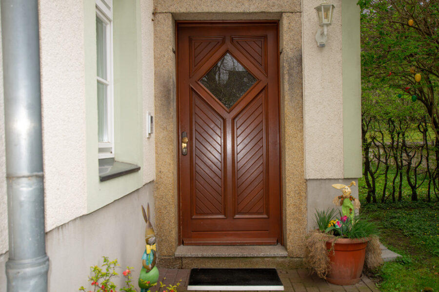 Traumhaftes Mehrfamilienhaus mit wunderschöner Parkanlage - Haustür