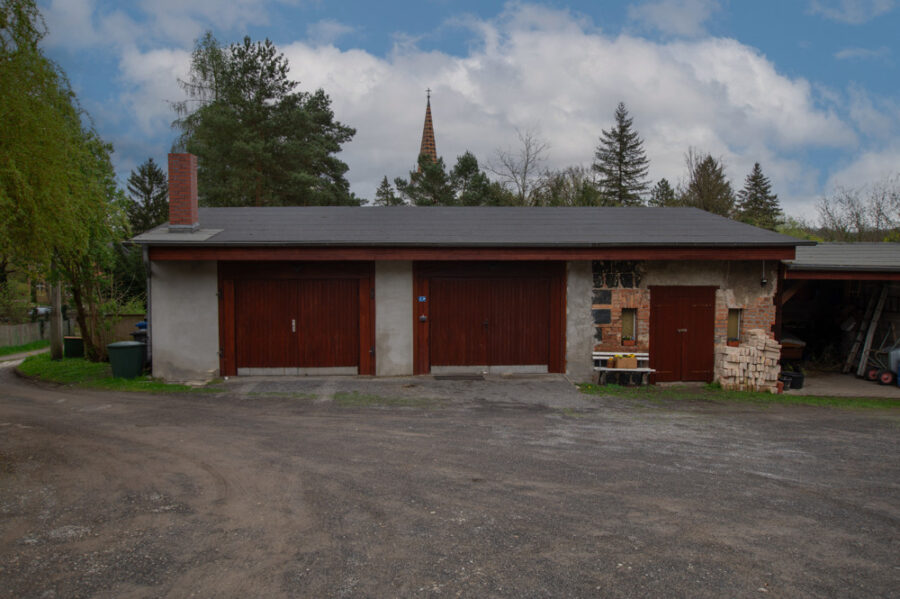 Traumhaftes Mehrfamilienhaus mit wunderschöner Parkanlage - Garage