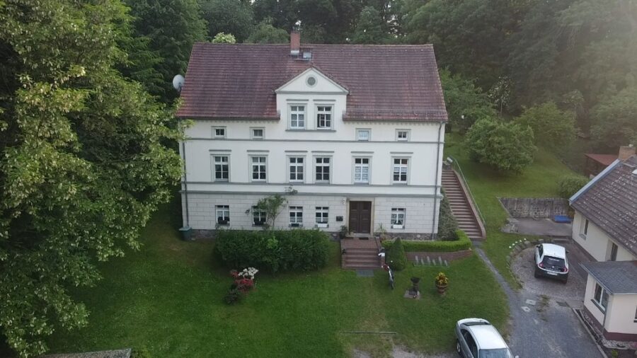 Traumhaftes Mehrfamilienhaus mit wunderschöner Parkanlage - Bild