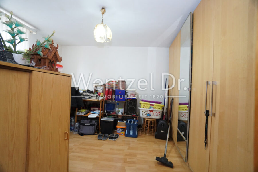 **Charmantes Zweifamilienhaus mit Potenzial in ruhiger Lage** - Schlafzimmer EG