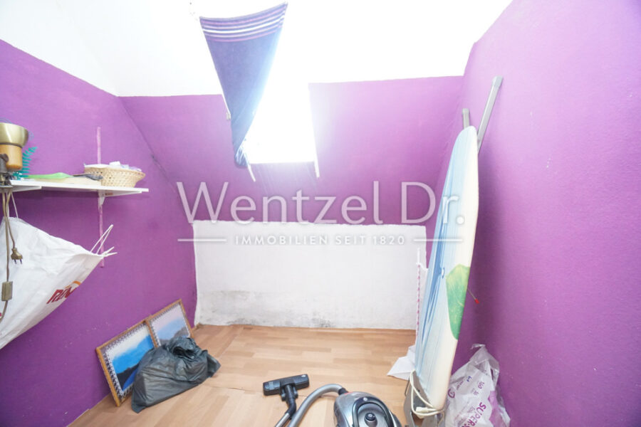 **Charmantes Zweifamilienhaus mit Potenzial in ruhiger Lage** - Schlafzimmer 1 OG