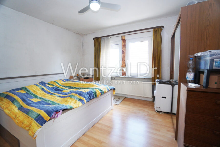 **Charmantes Zweifamilienhaus mit Potenzial in ruhiger Lage** - Schlafzimmer 2 OG