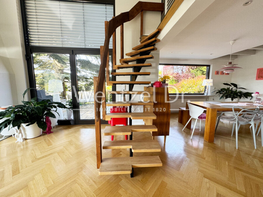 Traumzuhause mit sensationellem Panoramablick zu verkaufen - Wohnbereich_Treppe