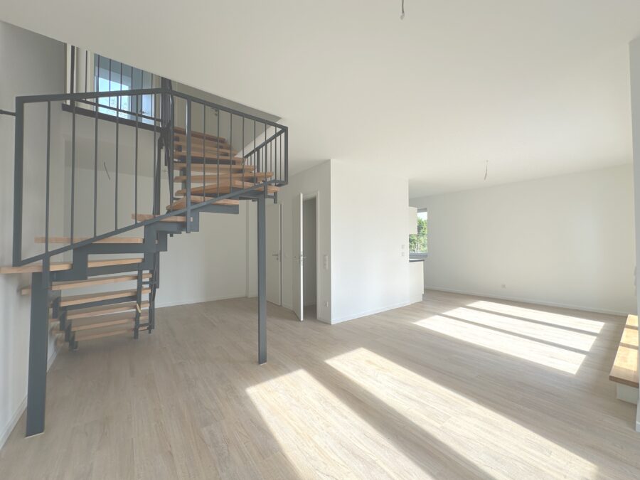 Erstbezug - Charmante Maisonette Wohnung im Dachgeschoss! - Treppenaufgang im Wohnbereich
