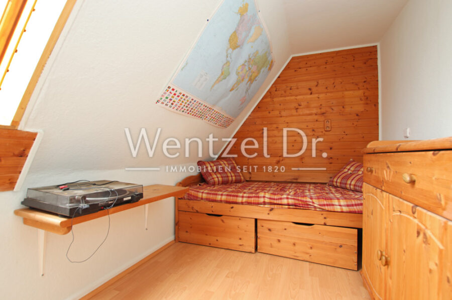 Renovierungsbedürftiges Reihenhaus mit Potenzial - 4 Zimmer, Garten und Vollkeller - Zimmer DG