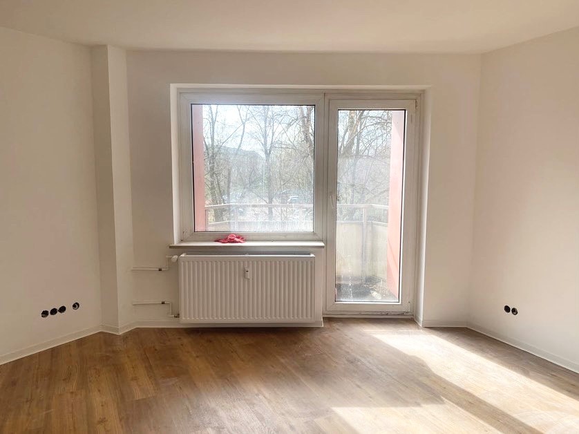 Frisch modernisierte Single- oder Studentenwohnung mit Balkon - Wohnraum Beispielfoto