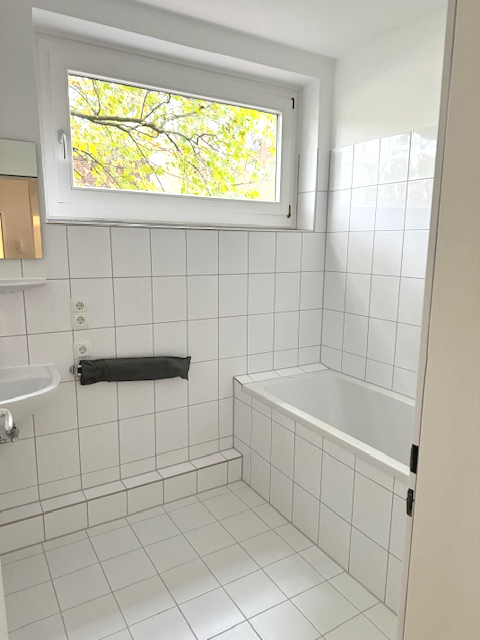 Modernisierte schöne Wohnung mit Balkon in Fuhlsbüttel - Vollbad