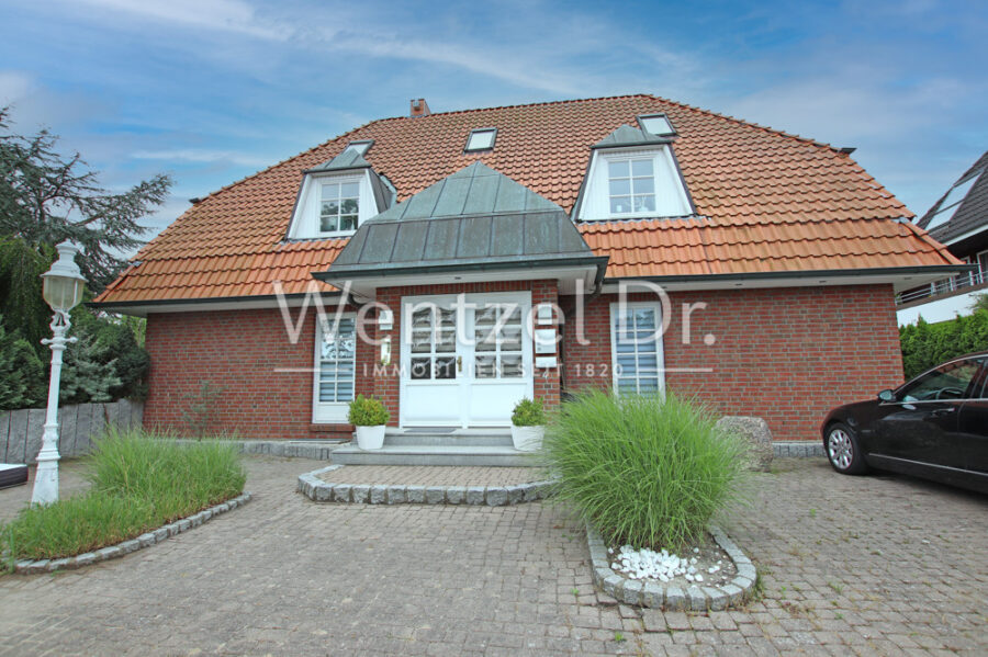 Hochwertige Erdgeschosswohnung mit Terrasse und Platzreserve im Keller - Nahe dem Hemmelsdorfer See - Außenansicht