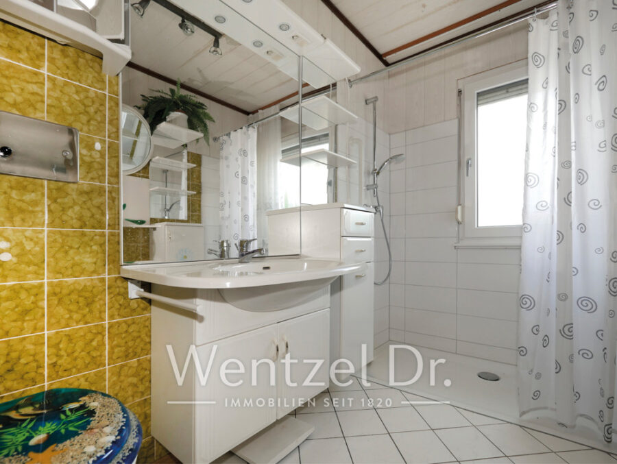 PROVISIONSFREI FÜR KÄUFER! Großes ZENKER-Einfamilienhaus in Lindau mit Sanierungsbedarf - Bad mit Dusche im EG