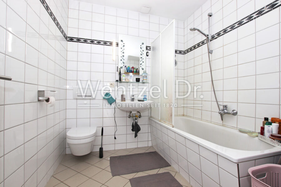 PROVISIONSFREI für Käufer - 3-Zimmer-Maisonettewohnung mit Charme im Herzen von Grevesmühlen - Badezimmer