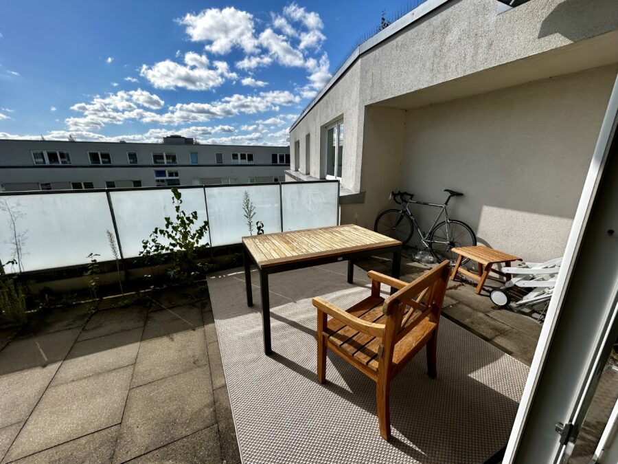 Lichtdurchflutete Single- oder Pärchenwohnung mit toller Dachterrasse - Balkon