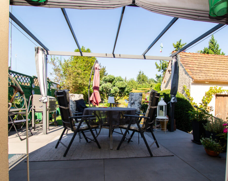 Tolles Einfamilienhaus mit herrlichem Garten in Nünchritz - Terrasse am Haus