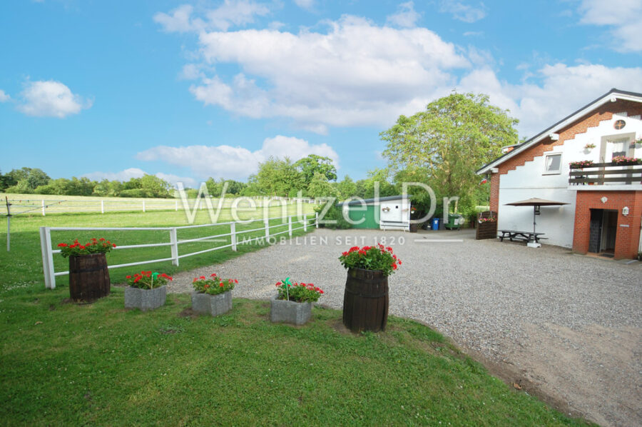 Ferienpension mit viel Platz und Potenzial auf einem großem Grundstück in Ostseenähe - Hof