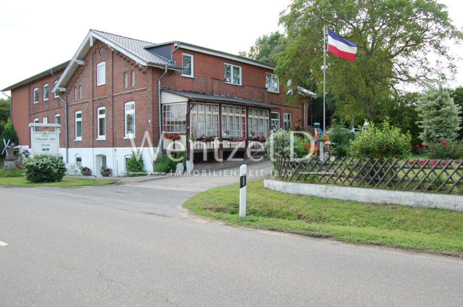 Ferienpension mit viel Platz und Potenzial auf einem großem Grundstück in Ostseenähe - Straßenansicht