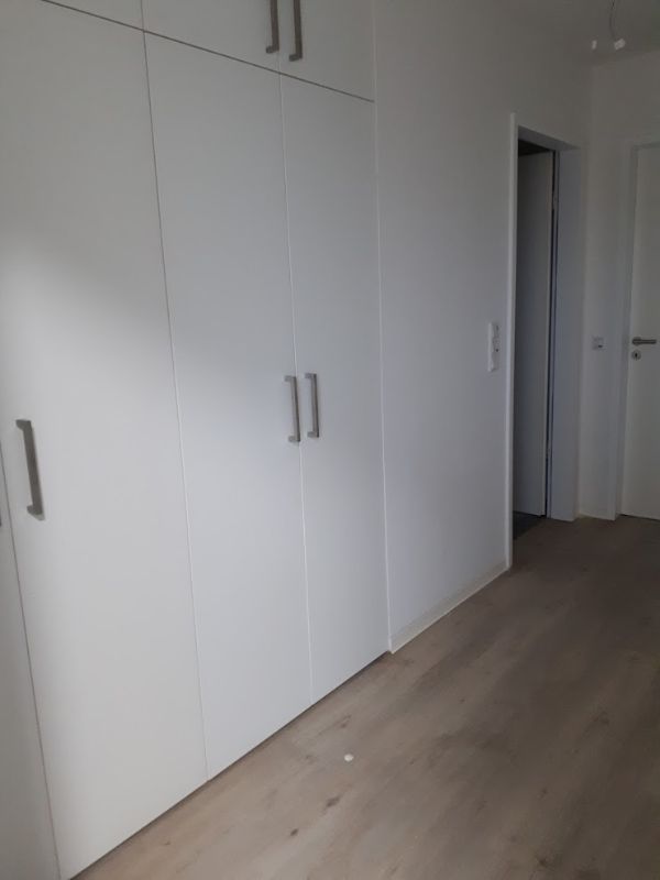 Helle Neubauwohnung mit Dachterrasse! - Flur mit Einbauschrank