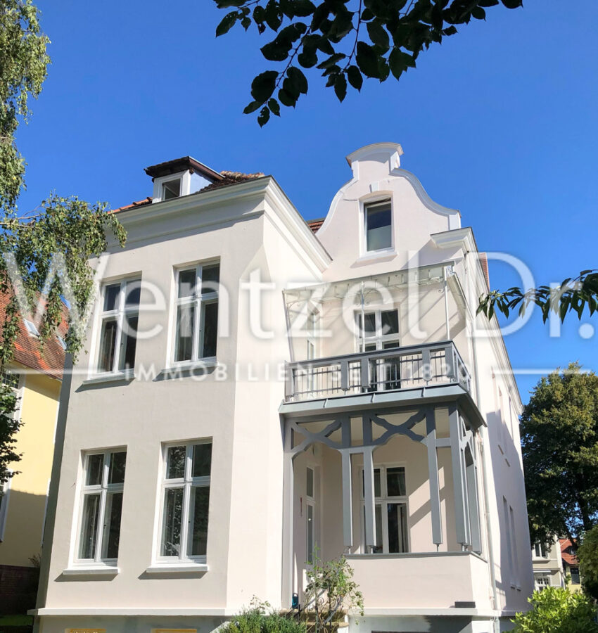 Charmante Dachgeschosswohnung in Historischer Villa direkt am Lübecker Stadtpark - Hausansicht
